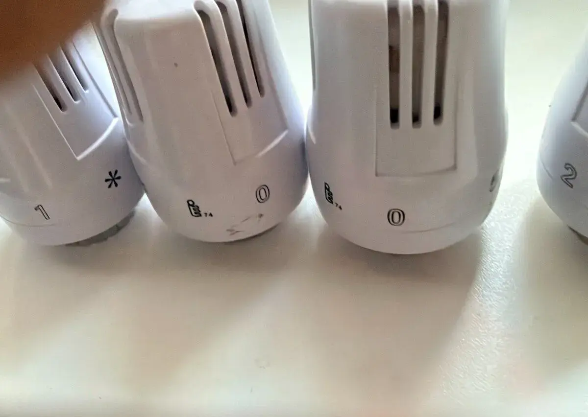 Sada 10x termostatická hlavice GIACOMINI R470 (Clip-Clap) –