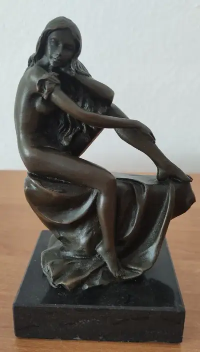 Bronzová soška.