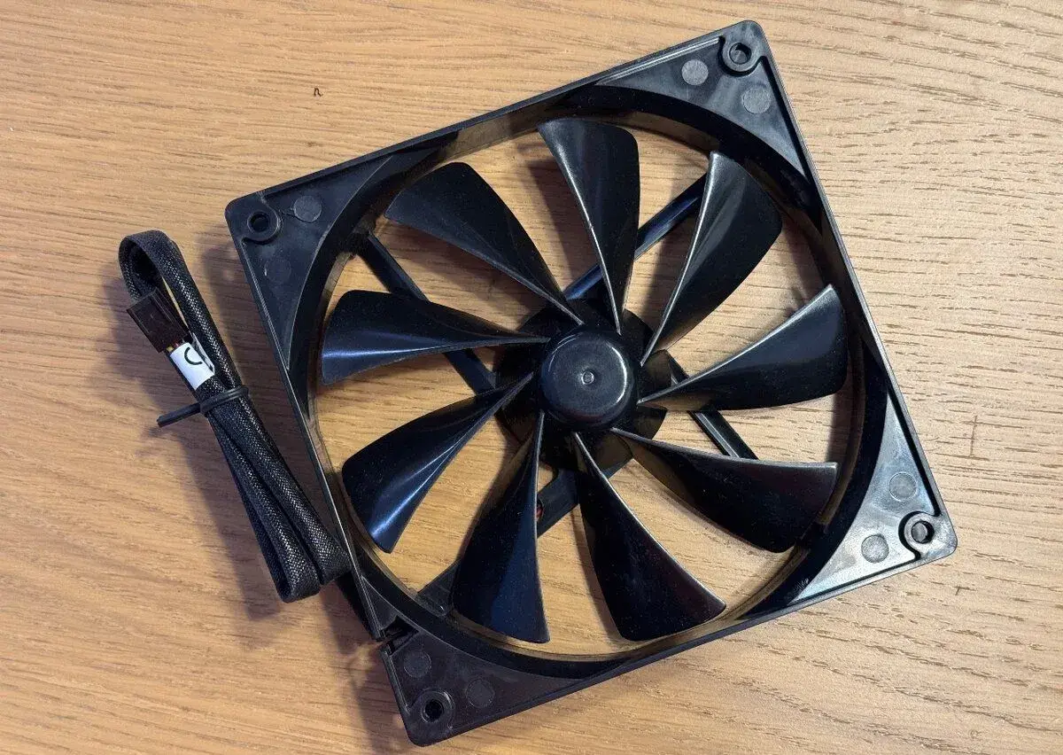 Thermaltake TT-1425 - 140mm ventilátor 3-pin 12V