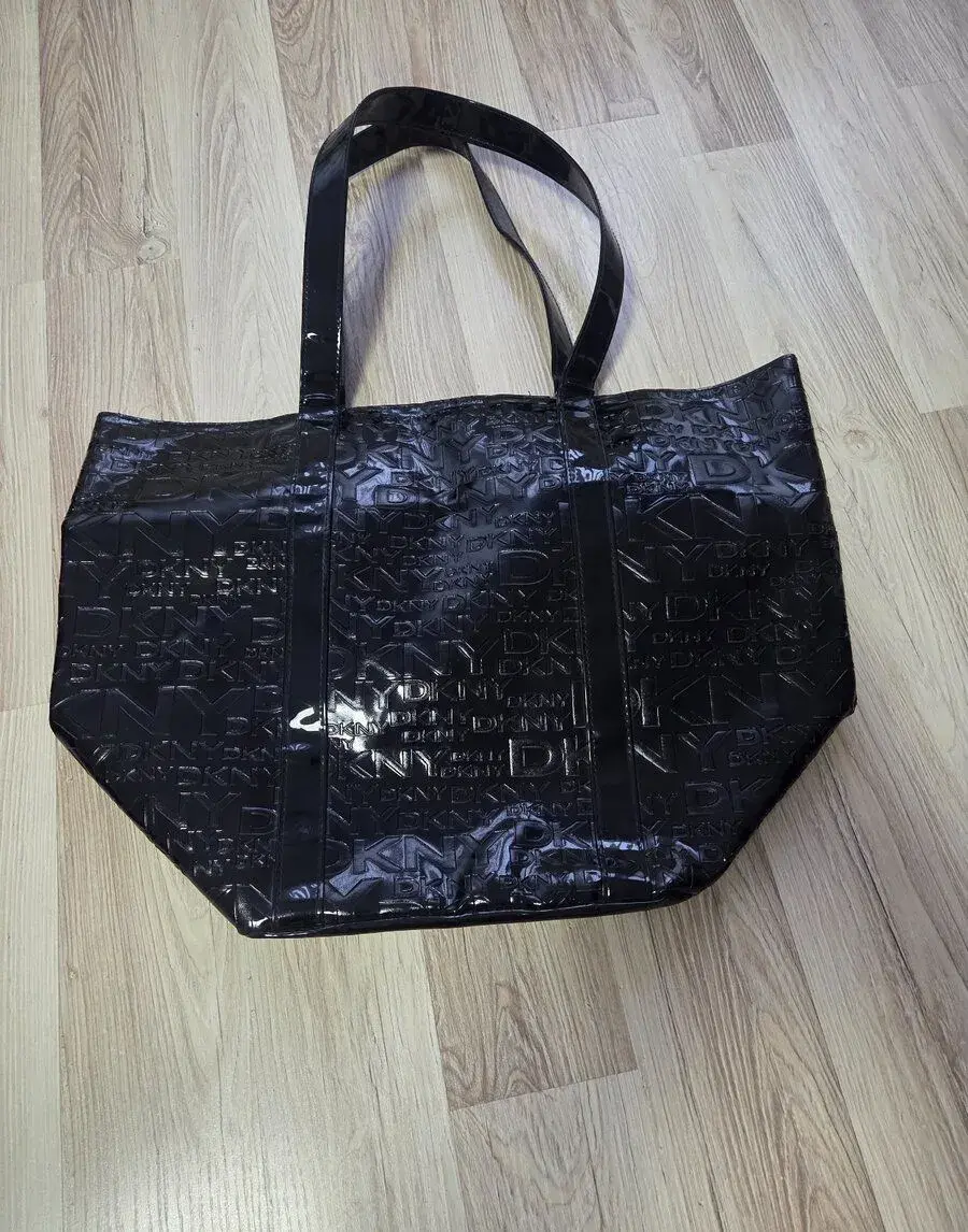 černá lesklá kabelka DKNY