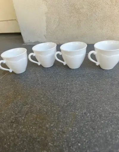 Staré porcelánové hrnky na kávu