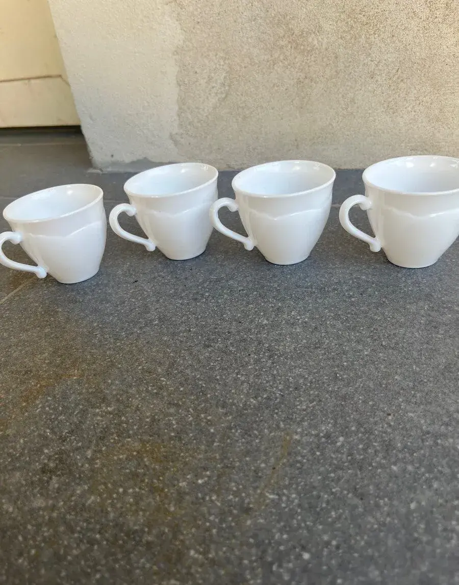 Staré porcelánové hrnky na kávu