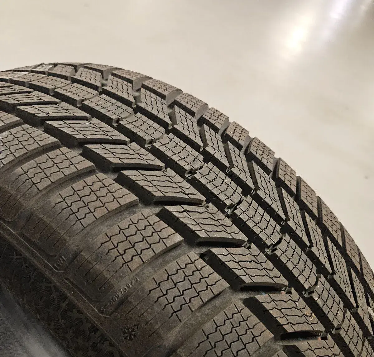 Zimní pneu Continental Winter Contact 235/50 R20 sada 4 ks