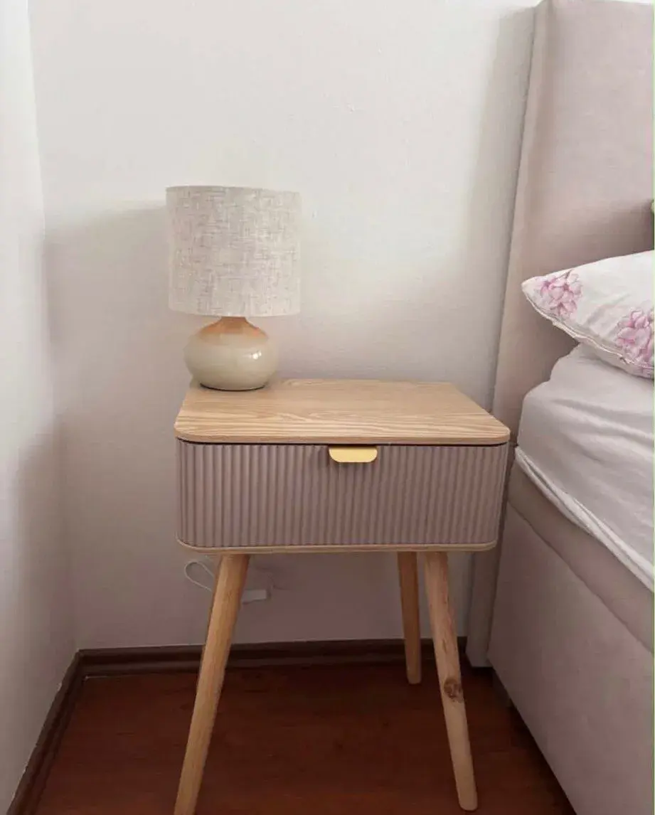 Noční stolek s lampičkou