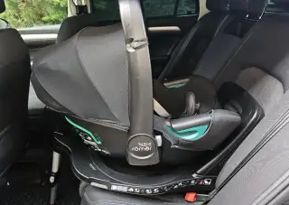 Autosedačka Britax Römer Baby-Safe 3 i-Size se základnou