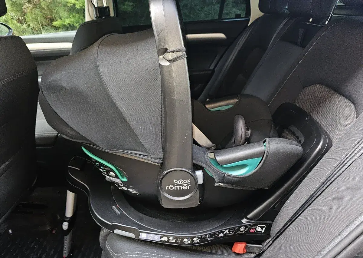 Autosedačka Britax Römer Baby-Safe 3 i-Size se základnou