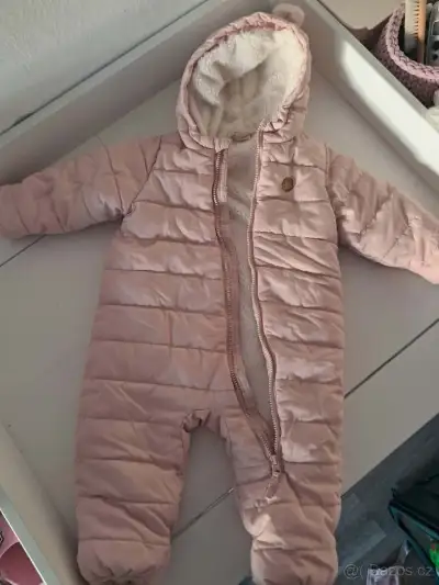 Růžová zimní/přechodová kombinéza H&M s oušky – vel. 74