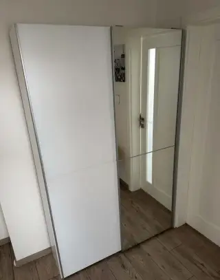Posuvná šatní skríň XXXlutz s botníkem