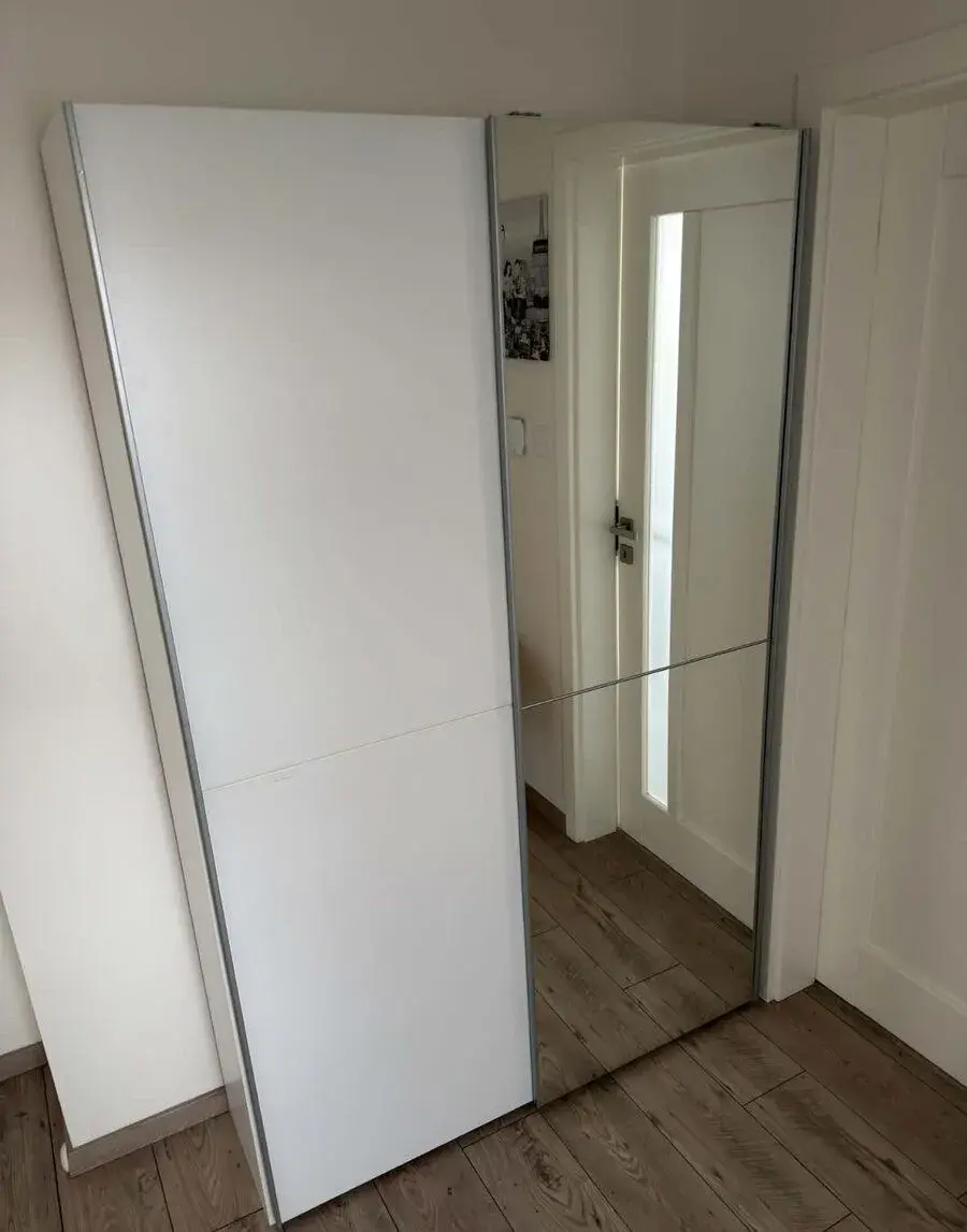 Posuvná šatní skríň XXXlutz s botníkem