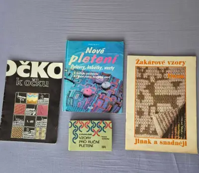 Set různých časopisů a knih o pletení