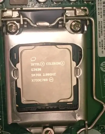 Procesor: Intel Celeron G3930