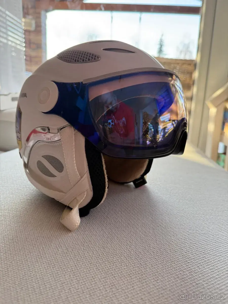 ⛷️ / 🏂 Lyžařská / snowboardová helma s integrovaným hledím