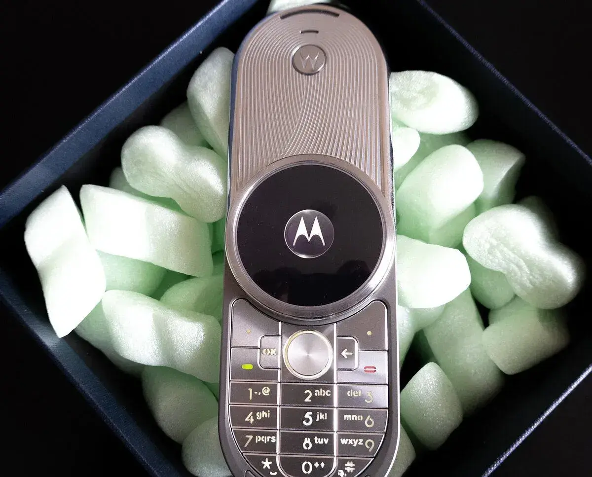 Motorola AURA