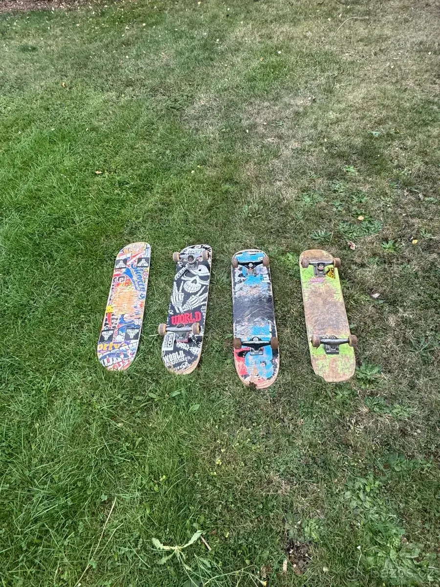 3x skateboard a jedna deska
