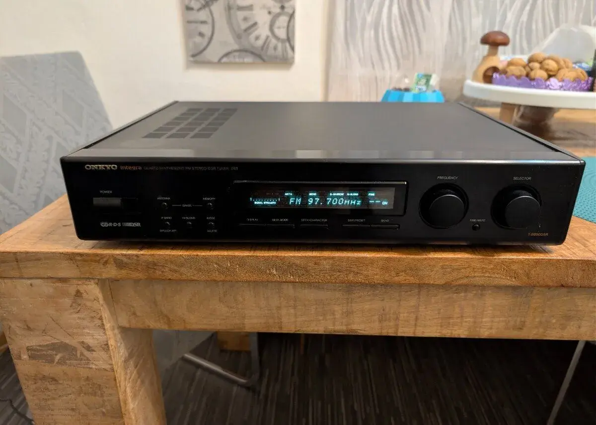 High-End Tuner Onkyo Integra T-9890DSR – hezký stav