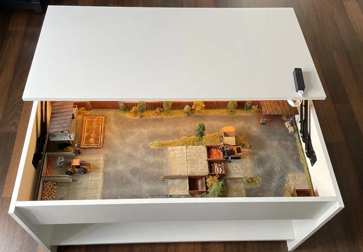Konferenční stůl s dráhou pro RC modely