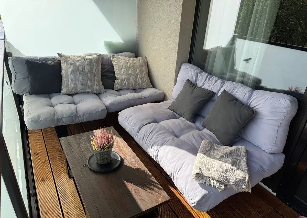 Zahradní / balkonový nábytek – 2 lavice, stolek