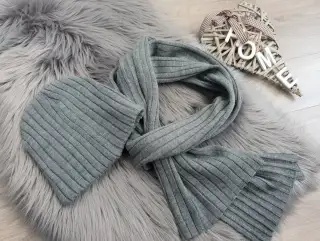 Šedý set šály a čepice