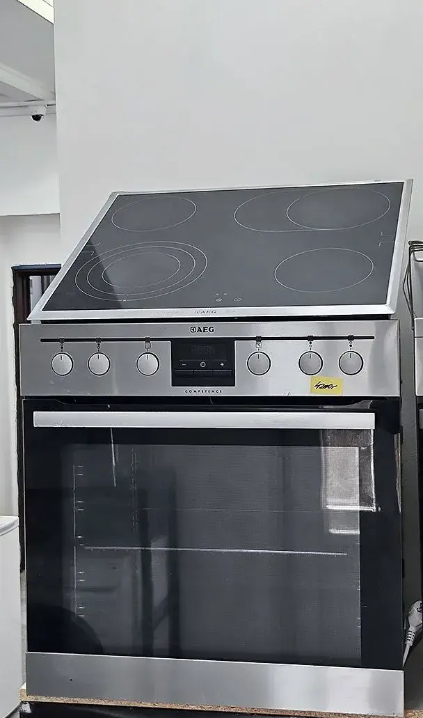 Horkovzdušná trouba se sklokeramickou deskou - set AEG, Beko