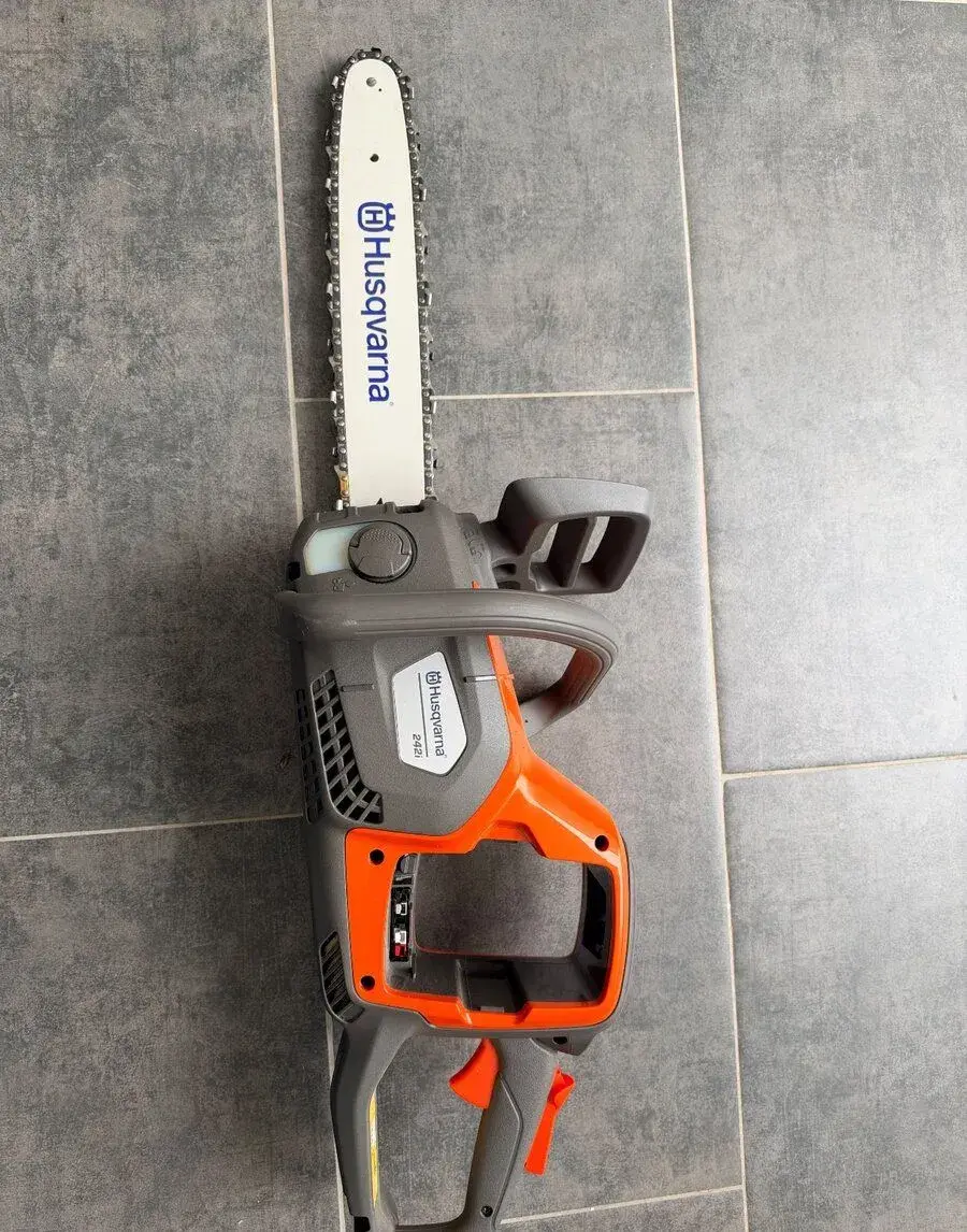 Husqvarna 242i + 2 batery + nabíječka rok 2026