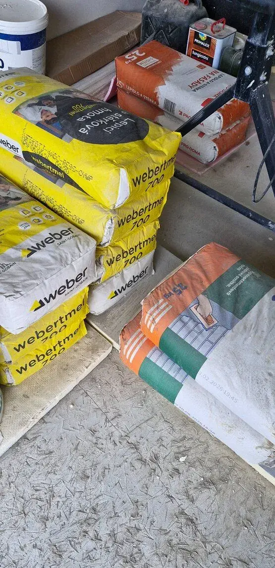 stavební materiál (cement, lepidlo, stěrka a další)