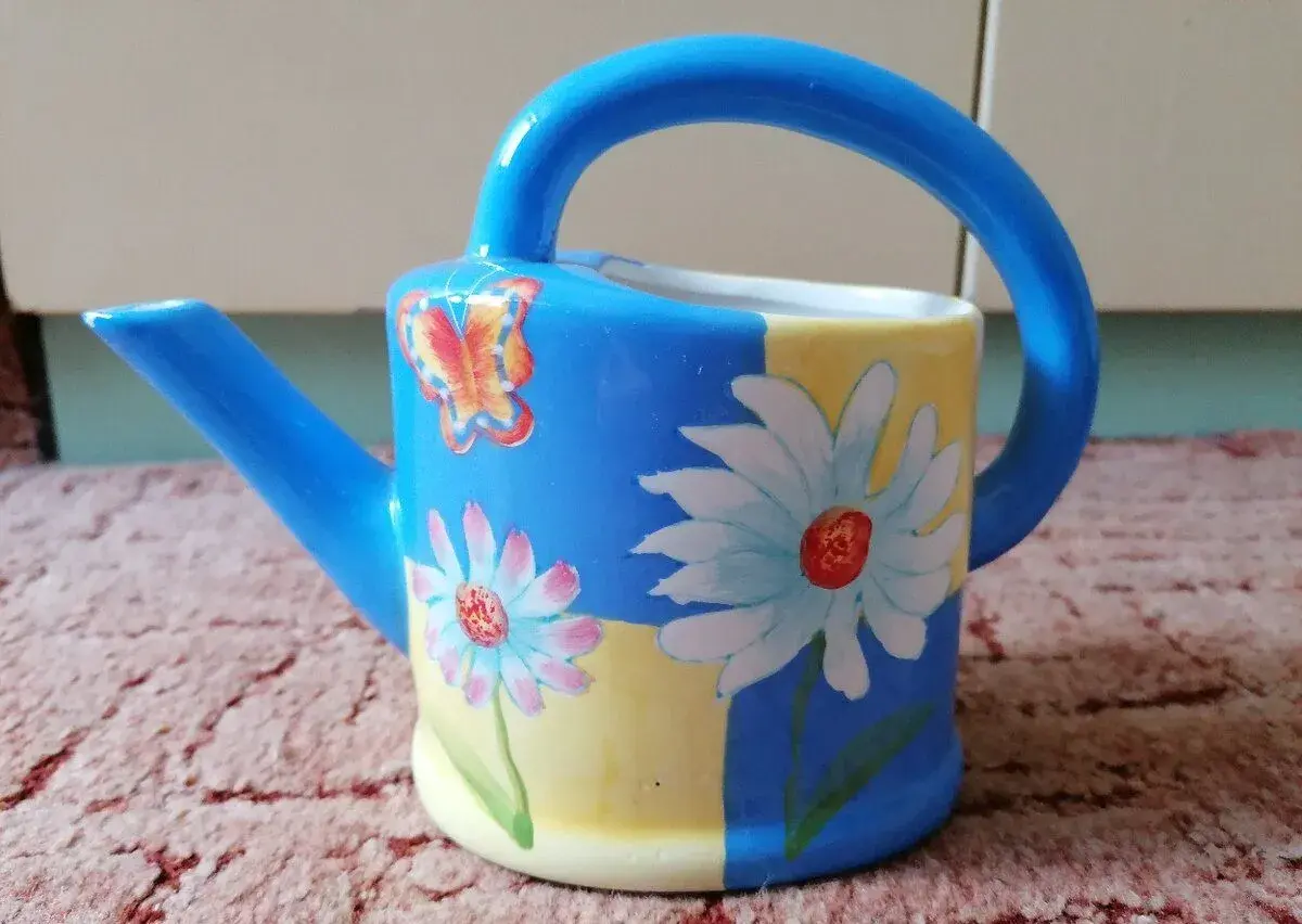 Keramická konvička na kytky