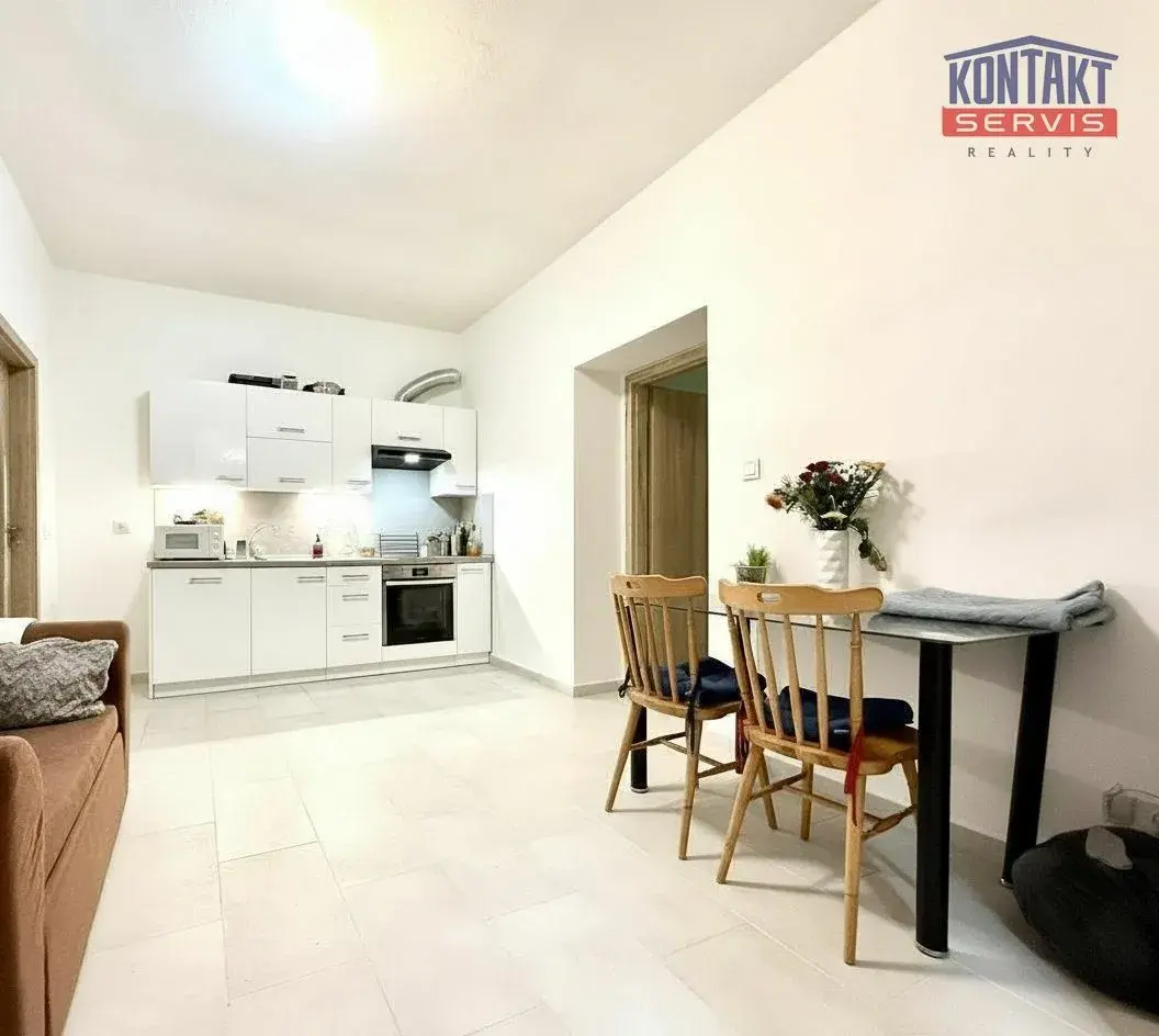 Pronájem prostorného bytu 2+kk, 46 m² po rekonstruk