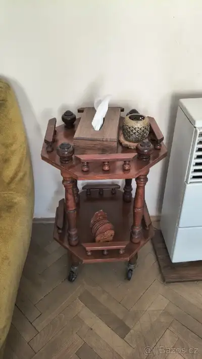 Servírovací stolek