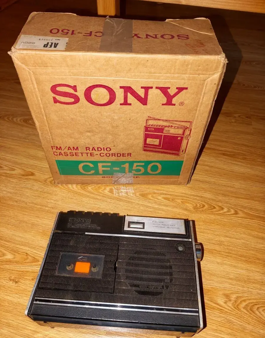 Staré přenosné rádio Sony CF 150 s originální krabicí,čti po