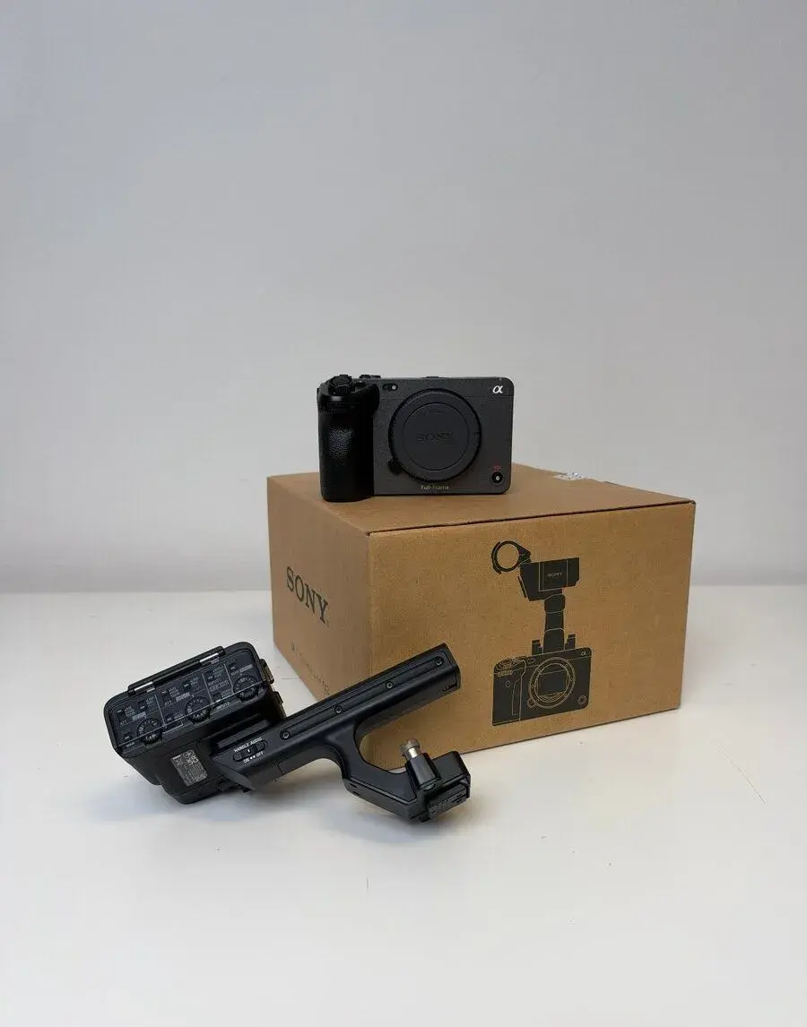 Sony FX3 + XLR handle, baterie, nabíječka a krabice