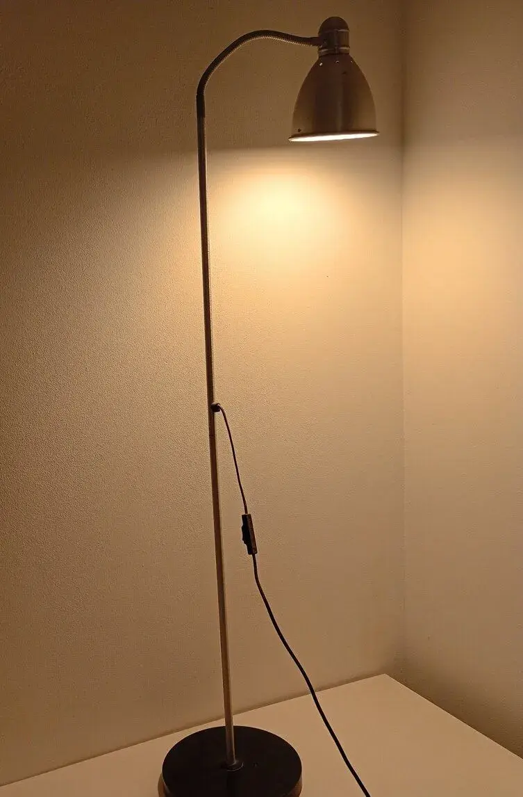 Lampa stojící na zemi, výška na fotce 120 cm