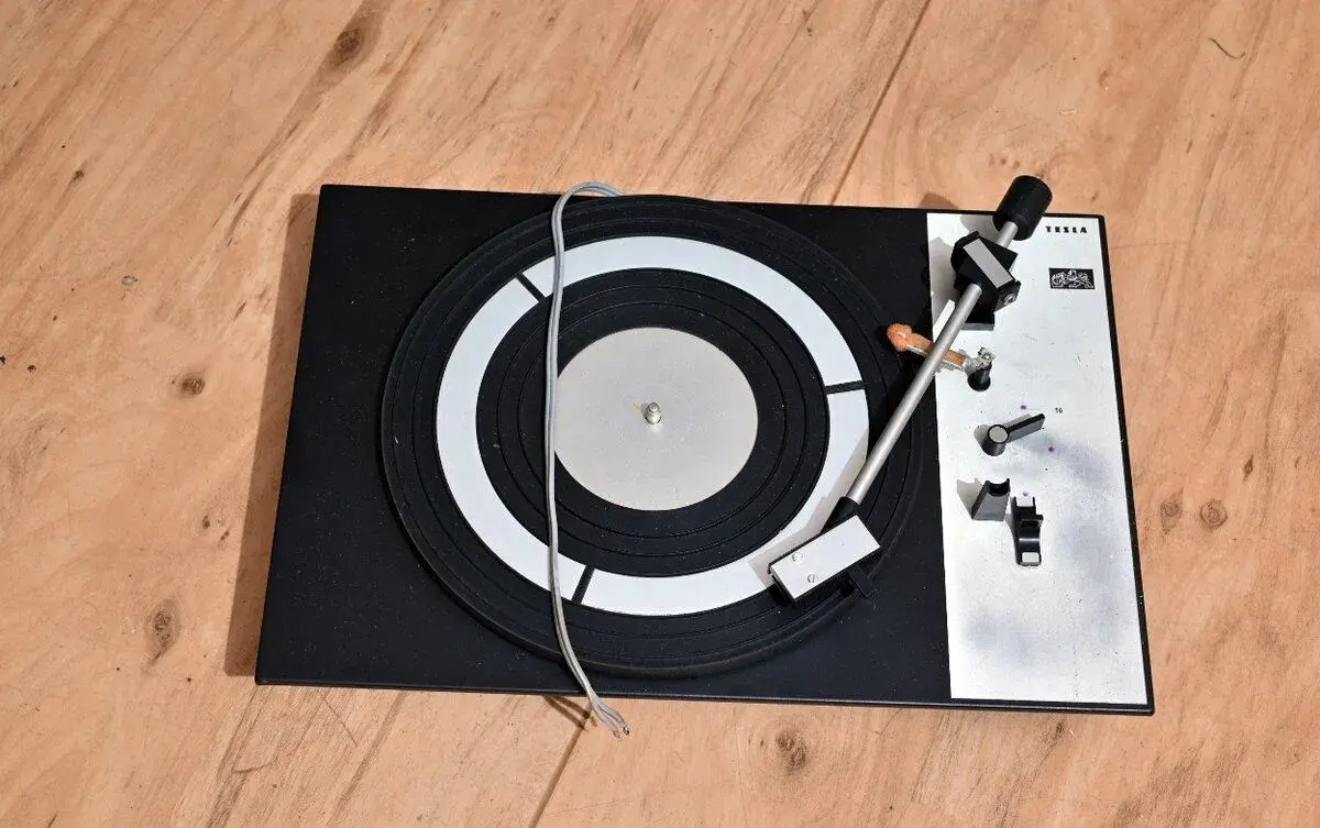 Retro gramofon Tesla NC 500