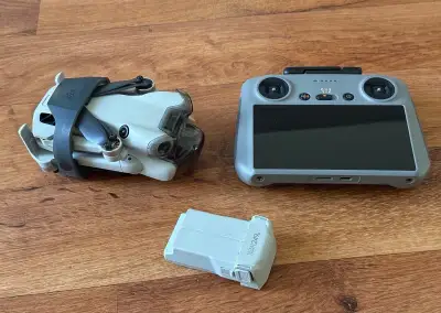 DJI Mini 4 Pro + ovladač s displejem (RC 2) + 2x baterie – T