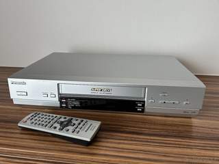 PANASONIC -videorekordér NV-HV 61 Hi-Fi + videokazety