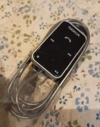 Dálkový ovladač a audio adaptér Nokia AD-54.