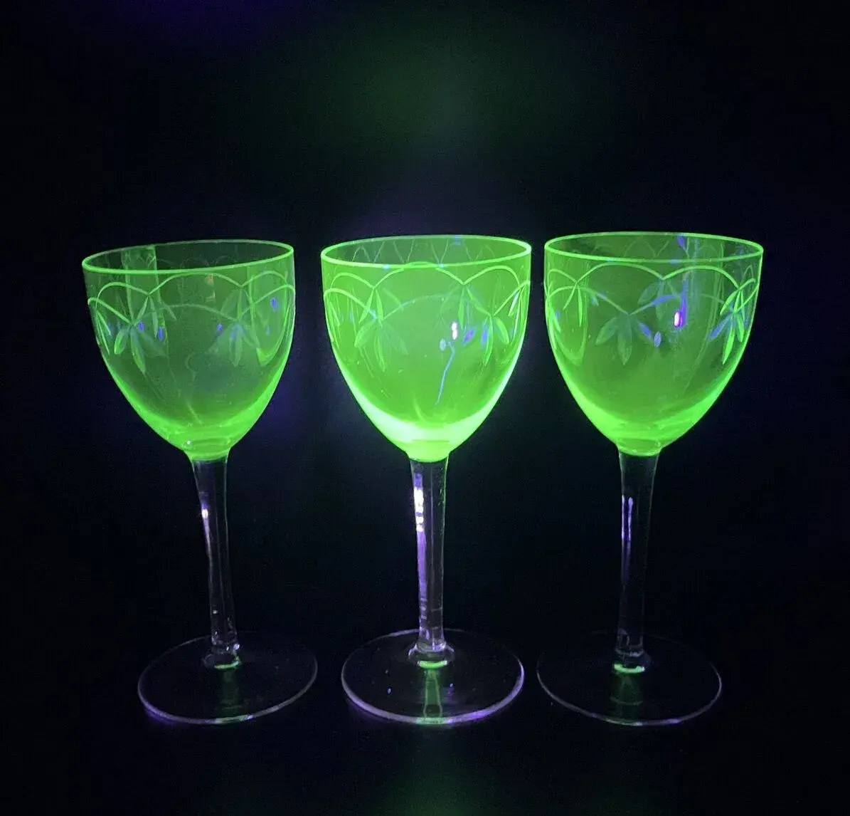 3x sklenice na víno 120ml, uranové a čiré sklo
