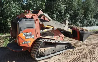 Zemní práce nakladačem Ditch Witch - Plzeň