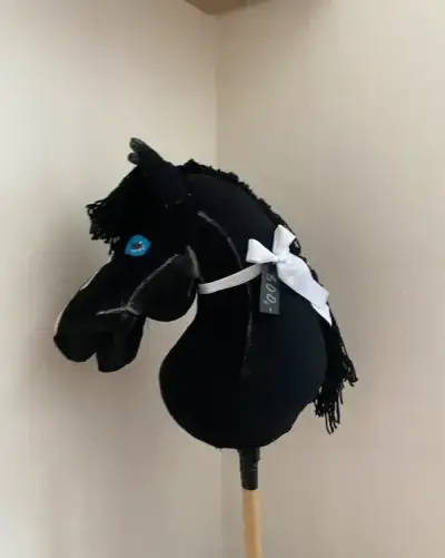 Černý hobby horse - drezurní, hodně těžký