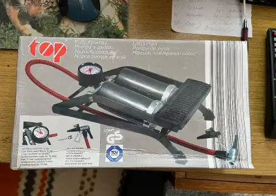 Dvoupístová nožní pumpa s manometrem