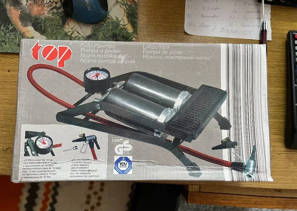 Dvoupístová nožní pumpa s manometrem