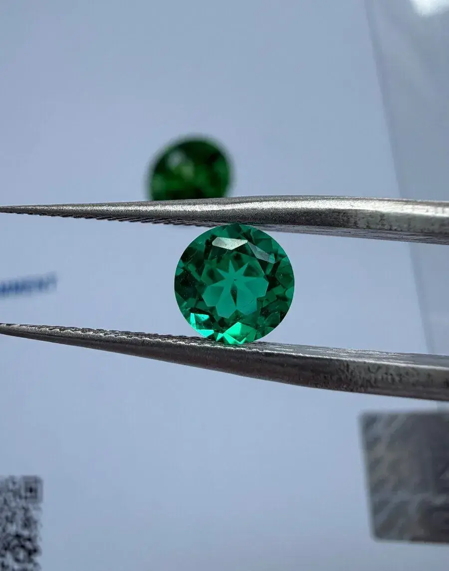 Lab-grown smaragd 1,00 ct | Round Brilliant | AGL
