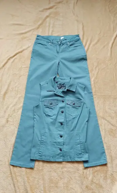 Dámské tyrkysové džíny a tyrkysová vesta, obojí velikost 36