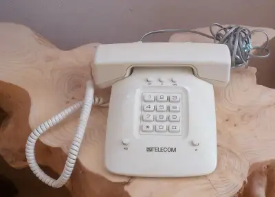 Tlačítkový telefon