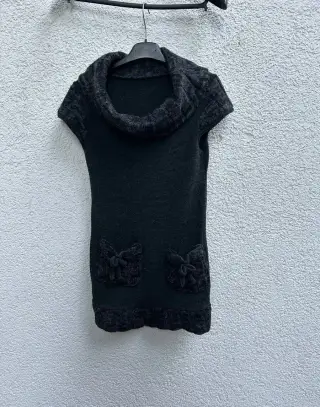 Černá roláková tunika S/M - mašle na kapsách - kožíškový lem