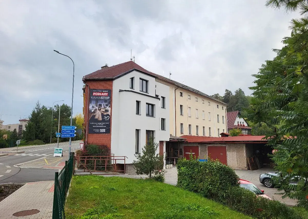 Pronájem skladu nebo provozovny, obchodní prostory, garáž
