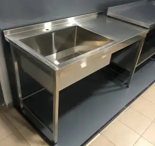 Nerezový mycí stůl s dřezem