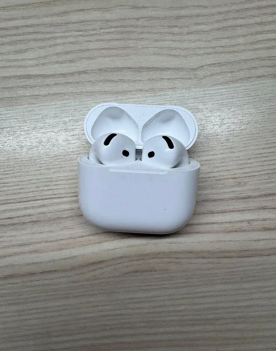 Apple AirPods 4 - dobrý stav
