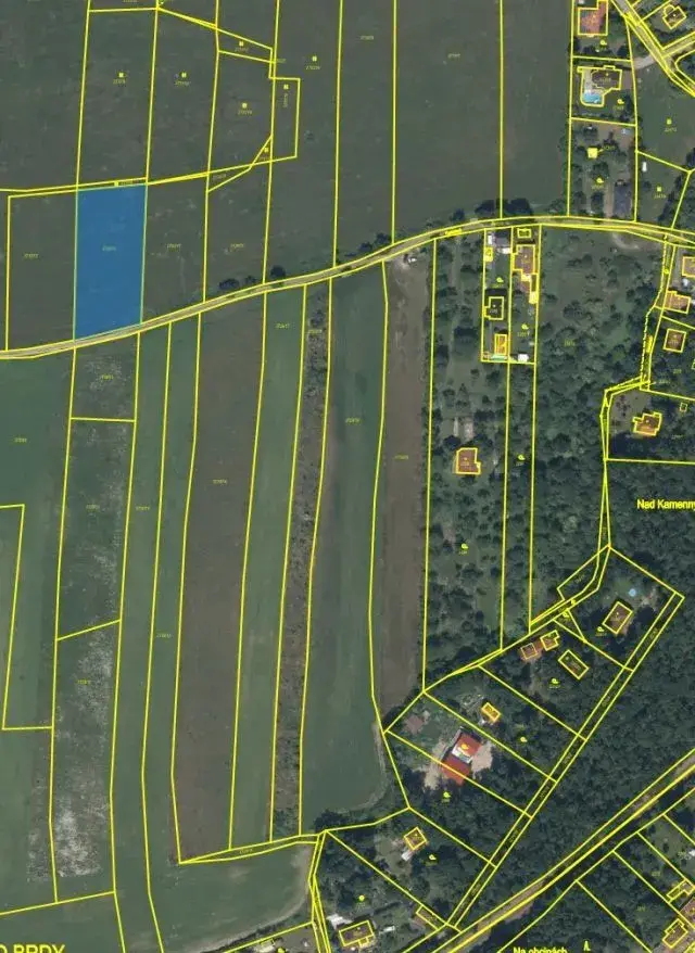 Prodej zajímavého pole 2460 m² Mníšek pod Brdy