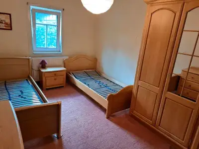 Ložnice - 2 postele, komoda, šatní skříň, stolek