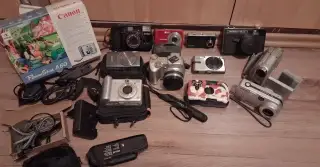 Balík retro foťáků, kamera Sony a objektiv Jupiter